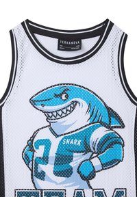 Maglietta senza maniche in rete bianca con rifiniture nere, caratterizzata da una grafica di uno squalo blu, il numero 23 e la parola "SHARK" in caratteri in grassetto.