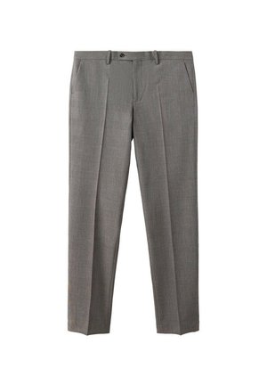 Pantalones formales grises con trabillas para cinturón, cierre frontal con botón, dos bolsillos laterales y pliegues marcados a lo largo de las piernas.