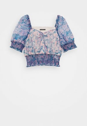 Top corto floral con mangas abullonadas en tonos azules y rosas, dobladillo y puños fruncidos, y detalle de escote fruncido.