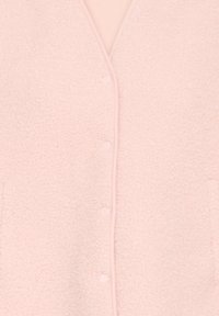 Puha rózsaszín polár kardigán bolyhos textúrával, V-nyakkivágással, ötgombos lezárással és oldalzsebekkel.