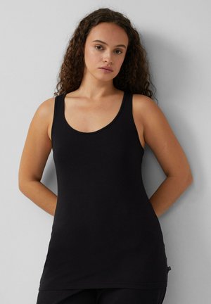 Zwarte tanktop met brede bandjes, gemaakt van glad katoen, met een ronde hals en een ontspannen pasvorm. Kleine labeldetail aan de onderrand.