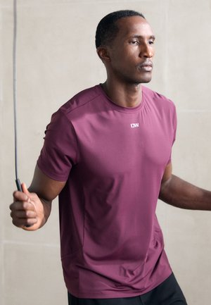 MIRAGE MEN - Sportiniai marškinėliai trumpomis rankovėmis - dark mahogany