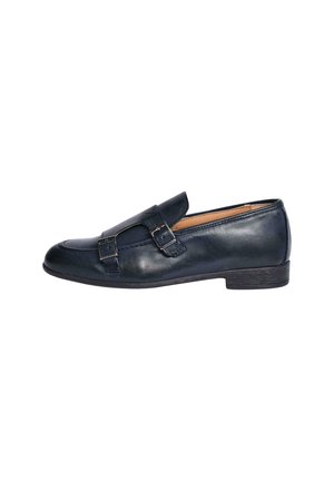 Mocassini in pelle blu navy con punta arrotondata, dotati di due fibbie decorative in metallo e tacco basso impilato; texture liscia e cuciture minime.