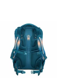 Türkisfarbener ergonomischer Rucksack mit Mesh-Polsterung, verstellbaren Trägern, mehreren Taschen und wasserabweisendem Finish. Besitzt ein Logo auf der Rückwand.