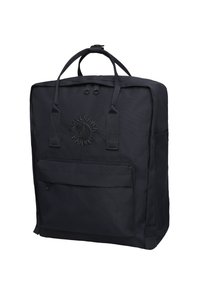 Zaino nero realizzato in tessuto resistente, con forma rettangolare, manici superiori, tasca anteriore con zip e dettaglio del logo in rilievo.