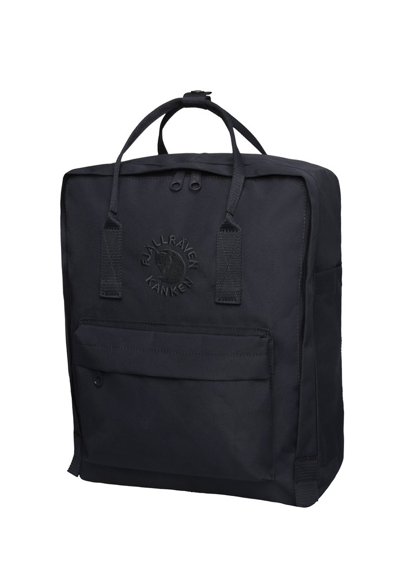 Zaino nero realizzato in tessuto resistente, con forma rettangolare, manici superiori, tasca anteriore con zip e dettaglio del logo in rilievo.