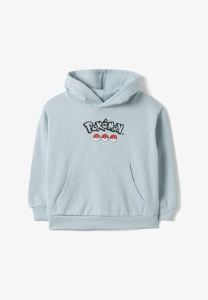 Sweat à capuche bleu clair avec poche avant présentant le texte "Pokémon" et trois icônes de Poké Ball rouges et blanches centrées sur la poitrine.