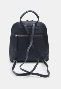 Zaino in pelle nera con una texture liscia, forma arrotondata, maniglia superiore, spallacci regolabili e una tasca anteriore con zip.