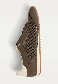 Chaussure en cuir suédé et mesh marron avec des accents beiges, présentant une pointe arrondie, un design à lacets et une semelle extérieure en gomme texturée. Vue de côté.