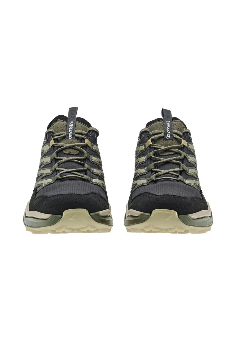 Lowa Wanderschuhe in einem Schwarz-Grün-Farbschema, mit einer strukturierten Stoffoberfläche, verstärkter Zehenschutzkappe und robuster Sohle für besseren Halt.
