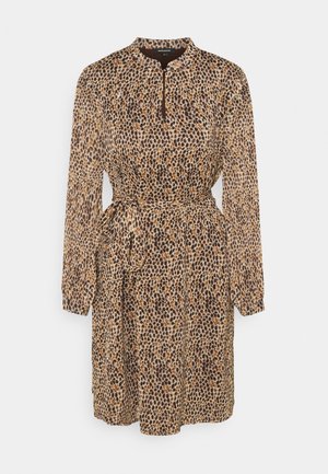 Langärmeliges, knielanges Kleid mit braunem, beigem und orangefarbenem Animal-Print, Taillengürtel zum Binden und rundem Ausschnitt mit kurzem, vorne verlaufendem Reißverschluss.