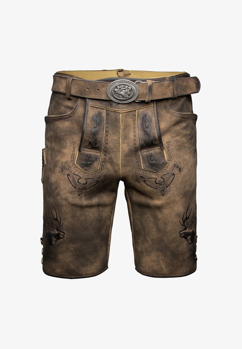 Pantaloni corti in pelle marrone con motivo in rilievo di cervi e modelli tradizionali, dotati di cintura e accessori in metallo. Design testurizzato e lungo fino al ginocchio.