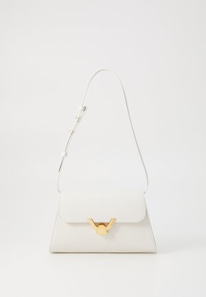 Bela usnjena torbica s strukturirano obliko, z zlatim zapiranjem in tankim, nastavljivim trakom. Gladka tekstura in čiste linije.