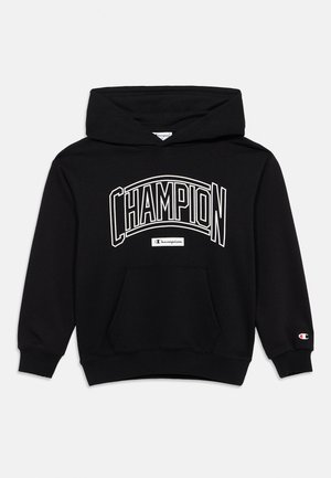 Sudadera negra con capucha y un gran logo blanco "CHAMPION" en el pecho, bolsillo canguro delantero y puños y dobladillo acanalados. Hecha de tela suave y duradera.