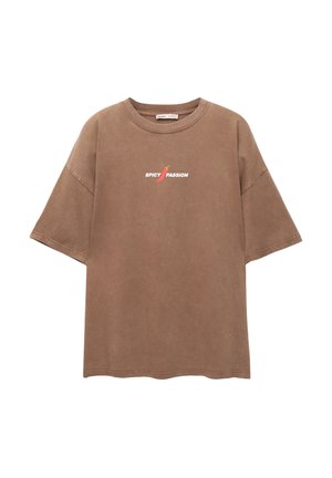 Tricou din bumbac maro cu croială supradimensionată, guler rotund, mâneci scurte și un grafism text "SPICY PASSION" în alb și roșu pe piept.