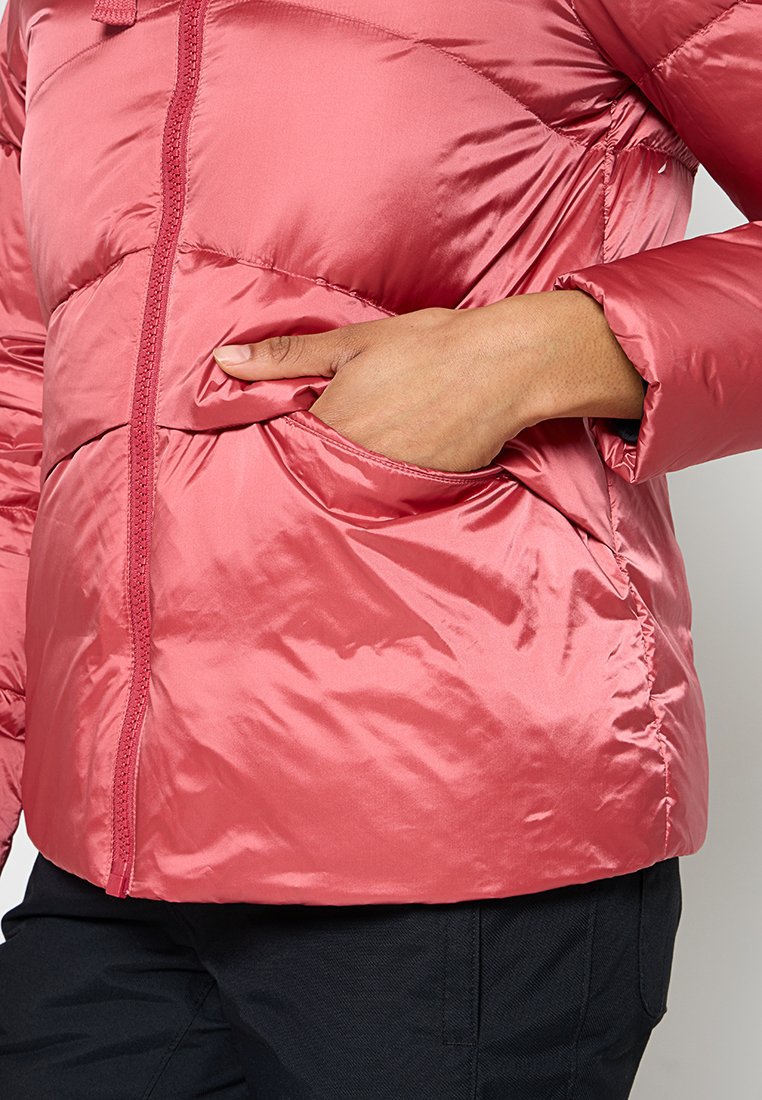Dopasowana różowa kurtka puchowa o błyszczącej, gładkiej fakturze, z zamkiem z przodu i boczną kieszenią, zaprojektowana z myślą o ciepłu i komforcie.