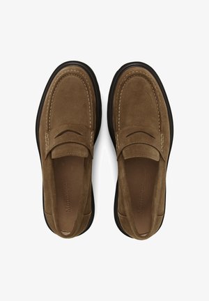 Par rjavih semišastih natikačev s črnimi podplati, natančnim šivanjem in trakcem za penny na vrhu, pogled z vrha na belem ozadju.