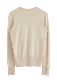 Maglione lavorato a maglia beige con collo rotondo, texture sottile e dettagli di bottoni sui polsini. Presenta orlo e maniche a costine.