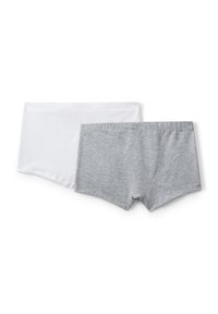Dvě sady spodního prádla stylu boyshort, jedna bílá a jedna světle šedá, leží rovně na bílém pozadí.