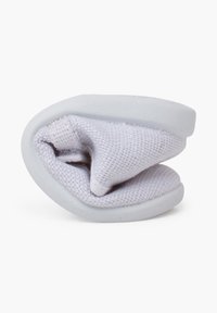 Zapato plegable de tela gris claro con una superficie texturizada; cuenta con una suela de goma flexible y curvas para un almacenamiento compacto.