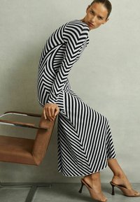Reiss REGULAR FIT - KALI STRIPED - Strickkleid - black ivory