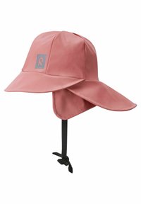 Cappello a secchiello impermeabile rosa con visiera larga e fascetta regolabile per il mento. Presenta un patch logo grigio sulla parte anteriore e una lunga protezione per il collo per una maggiore protezione dal sole.