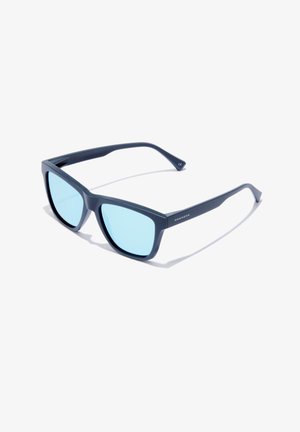 Blauwtintige zonnebril met een rechthoekig montuur. Matte marineblauwe kunststof, rechte pootjes en subtiele branding aan de zijkant.
