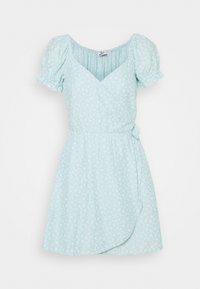 Ljusblå omslagsklänning med puffärmar, V-ringning och ett litet vitt blommönster. Band vid midjan och med en vid kjol.