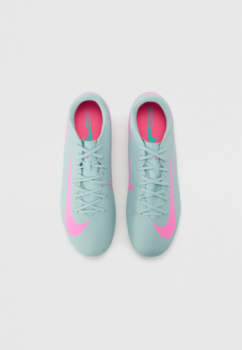 Jasnoniebieskie buty sportowe o teksturowanej powierzchni, z różowymi akcentami i sznurowadłami. Wzór charakteryzuje się wyraźnym różowym logo.