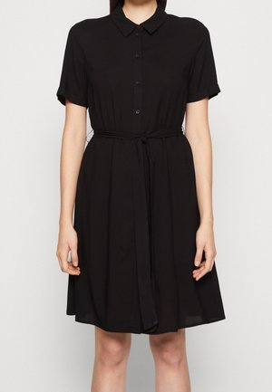 Czarna sukienka koszulowa z kołnierzykiem, krótkimi podwiniętymi rękawami, zapięciem na guziki z przodu oraz paskiem wiązanym w talii dla dopasowanego kroju. Gładka faktura tkaniny.