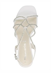 Weiße Absatzsandalen mit mehreren silbernen Riemenakzenten und einem strukturierten Fußbett, ausgestattet mit einem verstellbaren Knöchelriemen und einem quadratischen Zehendesign.