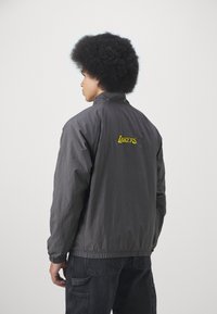 Nike Performance NBA LOS ANGELES LAKERS JORDAN JACKET - Træningsjakke - medium ash/purple smoke