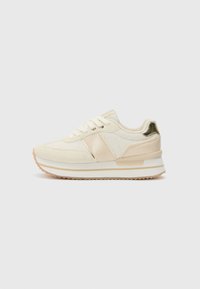 Des sneakers légers présentent une tige en mesh beige avec des accents dorés brillants, des panneaux texturés et une épaisse semelle platform blanche avec un grip texturé.