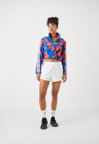 adidas Sportswear ESSENTIALS 3 STRIPES ANIMAL PRINT CROPPED QUARTER ZIP  - Fleecetröja - semi lucid blue/multicolor
