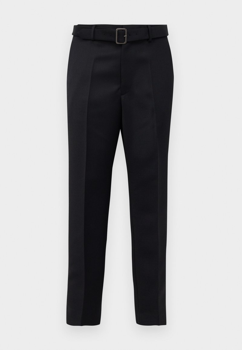 Zwarte op maat gemaakte broek van gladde stof met een rechte snit en een ceintuur met een rechthoekige gesp. Opvallende voorvouwen accentueren het ontwerp.
