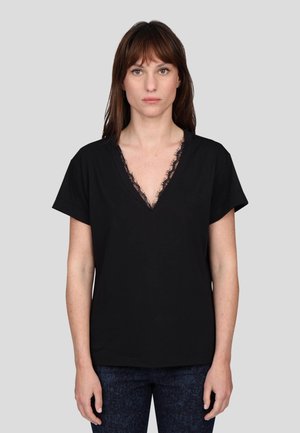 T-shirt noir à manches courtes avec un décolleté en V profond, orné de délicates bordures en dentelle. Fabriqué en tissu doux, il offre une coupe décontractée et un design simple.