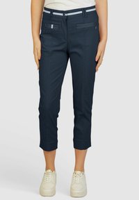 Marineblaue, taillierte Cropped-Hosen mit glattem Material, einem gestreiften Taillenbund, Reißverschlusstaschen und einer maßgeschneiderten Passform mit genähten Details.