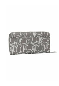Portefeuille texturé gris avec un motif de logo blanc répétitif. Doté d'une fermeture éclair et d'un petit accent en métal argenté. Forme rectangulaire.