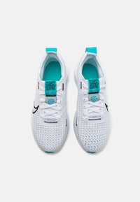 Bijele sportske cipele s prozračnom mrežastom gornjom strukturom, tirkiznim akcentima, crnim swoosh logotipom i QR kodom na jeziku. Uključene ravne vezice.