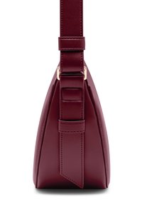 Borsa in pelle bordeaux vista laterale con tracolla regolabile e dettagli cuciti su sfondo bianco.