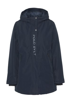 Marineblaue wasserdichte Jacke mit Kapuze, ausgestattet mit einem Frontreißverschluss, seitlichen Taschen und dem Logo "POLO SYLT" in silberner Umrandung. Glatte Textur.