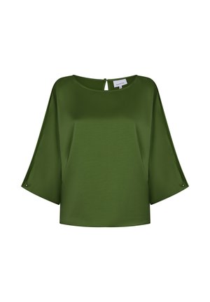 Olijfgroene satijnen blouse met brede driekwartmouwen, ronde halslijn en een sluiting met knoop aan de achterkant met een open detail.