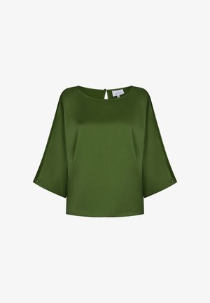 Blouse en satin vert olive avec des manches trois-quarts larges, un col rond et une fermeture dos à bouton avec fente en forme de goutte.
