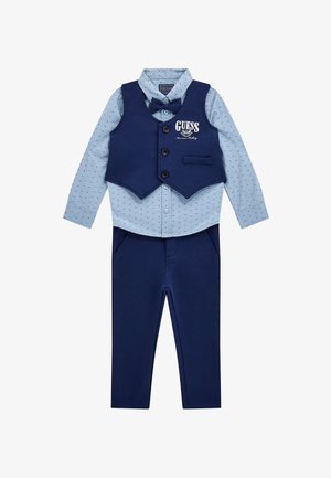 Tenue garçon comprenant une chemise à manches longues à motifs bleu clair, un gilet bleu foncé avec des boutons, et un pantalon assorti. Comprend un nœud papillon.