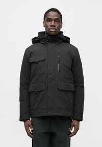 Schwarze isolierte Jacke mit Kapuze, zwei großen Fronttaschen, einer Reißverschlusstasche auf der Brust und glatter Textur. Verfügt über einen hohen Kragen und verstellbare Ärmelbündchen.