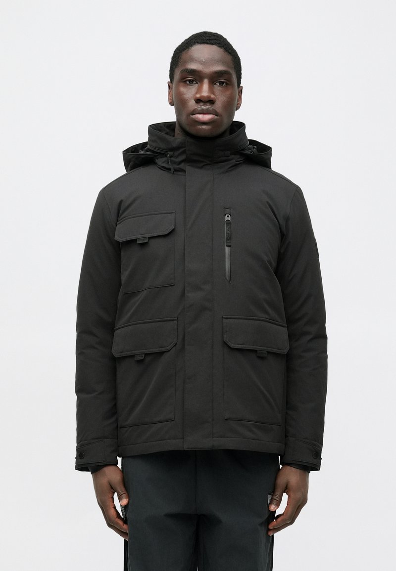 Schwarze isolierte Jacke mit Kapuze, zwei großen Fronttaschen, einer Reißverschlusstasche auf der Brust und glatter Textur. Verfügt über einen hohen Kragen und verstellbare Ärmelbündchen.