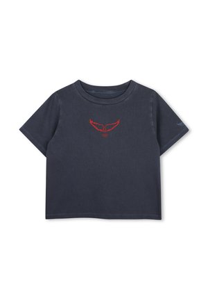T-shirt gris foncé à manches courtes raccourcies avec un petit emblème rouge ailé et le texte "1997" centré sous l'encolure.