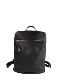 Zwarte leren rugzak met een gestructureerde afwerking, voorzien van een voorzak met ritssluiting, gouden hardware en een klein gekleurd accentlabel.