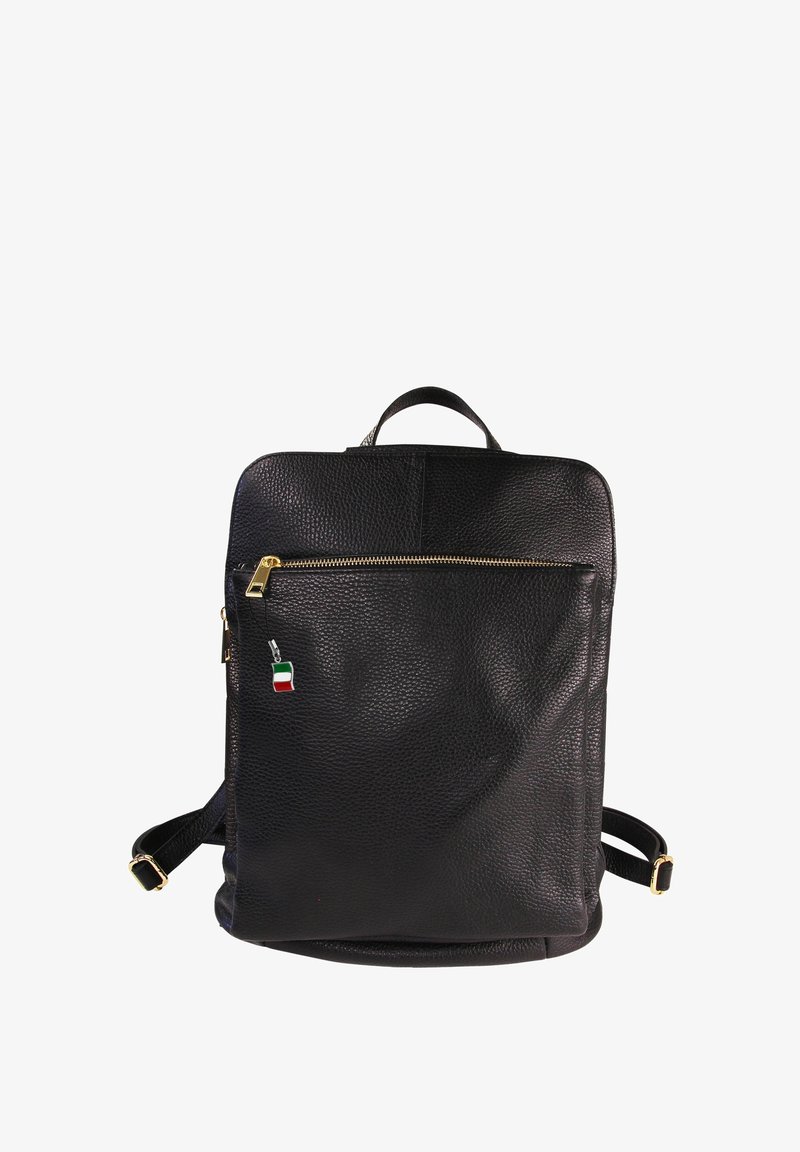 Sac à dos en cuir noir avec une finition texturée, doté d'une poche zippée à l'avant, de quincaillerie dorée et d'un petit accent de tag coloré.