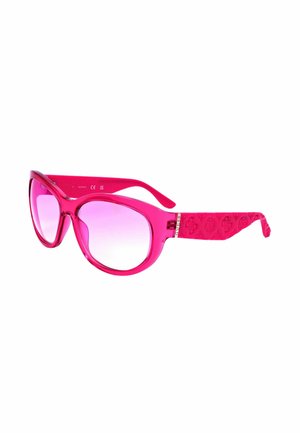 Occhiali da sole oversize di un rosa acceso con lenti sfumate viola e aste con motivo floreale in rilievo, mostrati su sfondo bianco.